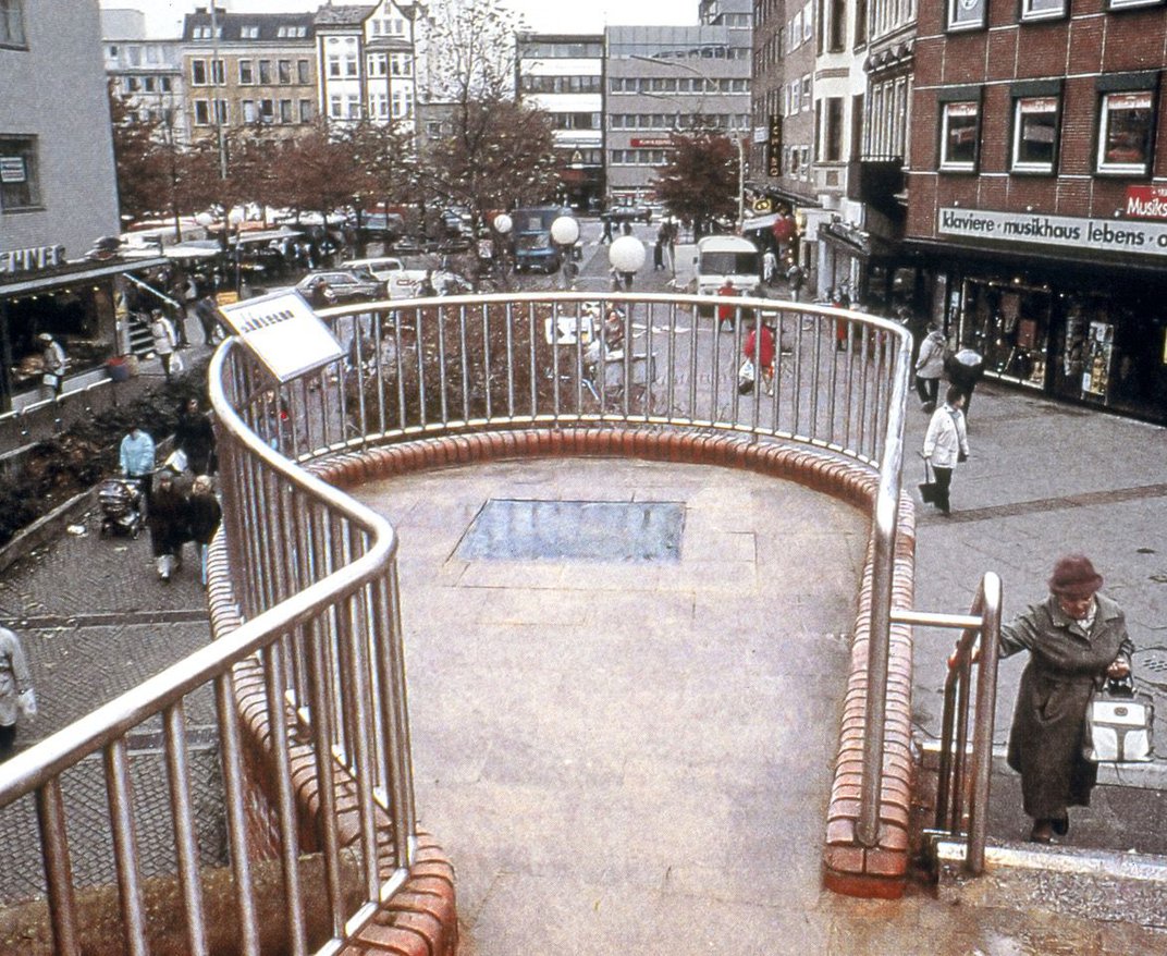 Esther Shalev Gerz Et Jochen Gerz Monument Contre Le Fascisme 1986 Installation Permanente Hambourg Harbourg Allemagne Vue Dinstallation 1993 Atelier Shalev Gerz