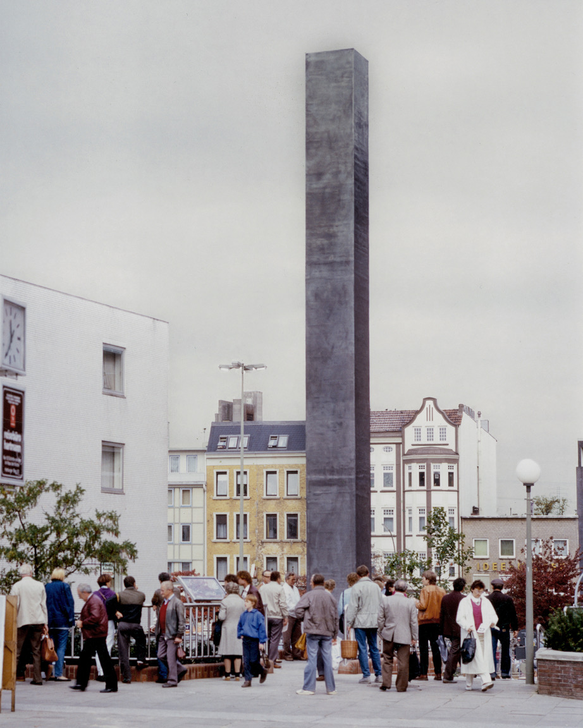 Esther Shalev Gerz Et Jochen Gerz Monument Contre Le Fascisme 1986 Installation Permanente Hambourg Harbourg Allemagne Vue Dinstallation 1986 Atelier Shalev Gerz Retouched